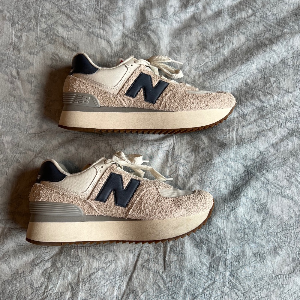 Women’s new balance, suede sneakers size 9 1/2